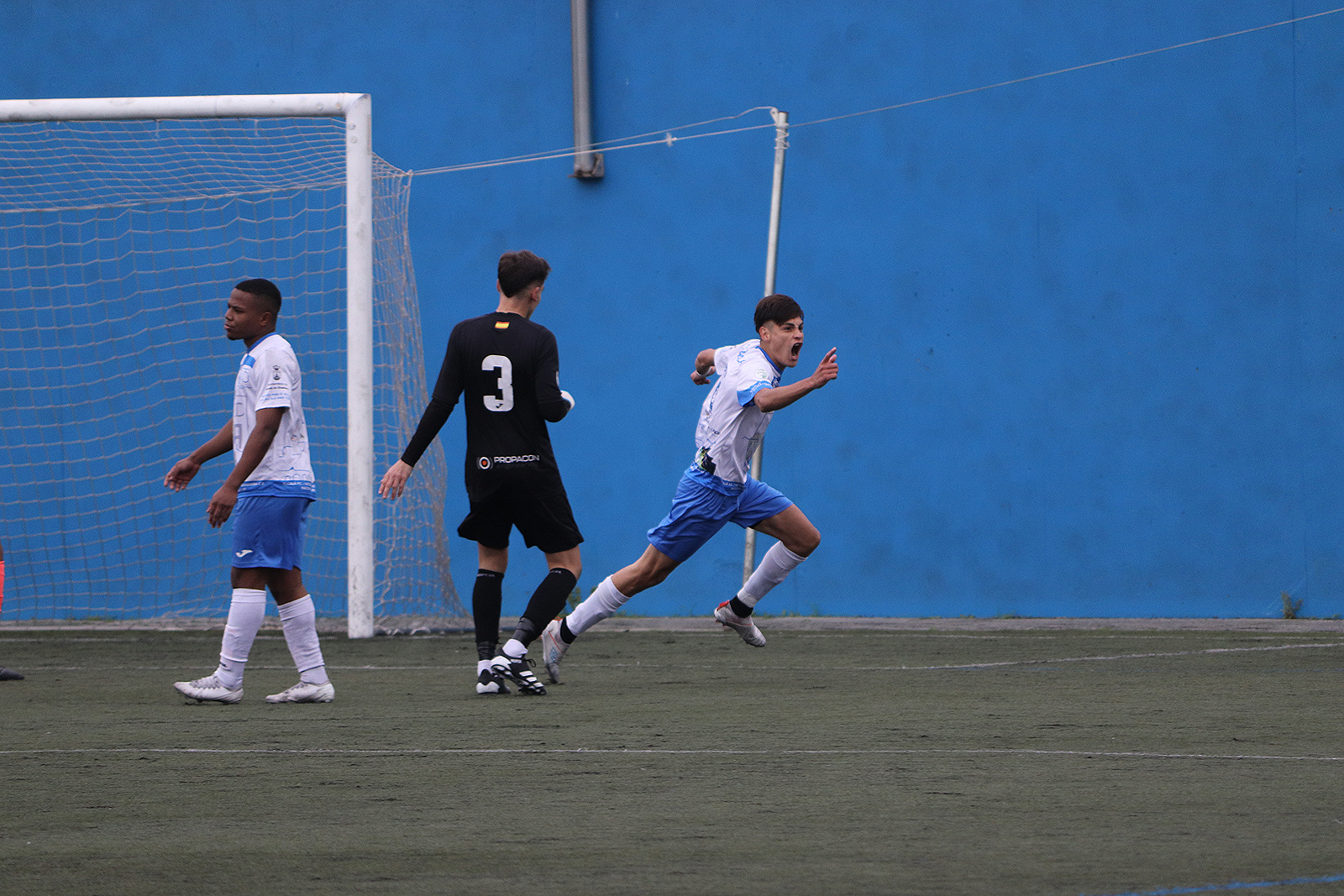 Joel y Bryan derriban la torre del Torre-blanca (2-0) Joel y Bryan derriban la torre del Torre-blanca (2-0)